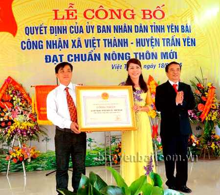 Đồng chí Hoàng Xuân Nguyên trao quyết định công bố đạt chuẩn NTM cho lãnh đạo xã Việt Thành
